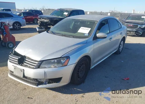2013 Volkswagen Passat 2.5L S z USA, uszkodzony, nr VIN 1VWAP7A32DC134012